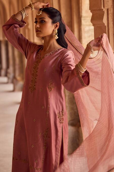 Shop Kritika Dawar Blush , Chanderi, Organza Pearls V-neck Pakistani Style Kurta Set Online at Aza Fashions Shop_Kritika Dawar_Blush , Chanderi, Organza Pearls V-neck Pakistani Style Kurta Set _Online_at_Aza_Fashions