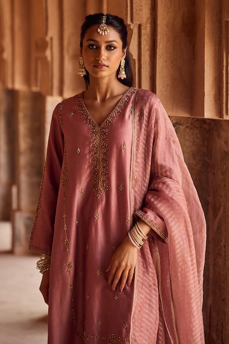Kritika Dawar Blush , Chanderi, Organza Pearls V-neck Pakistani Style Kurta Set at Aza Fashions Kritika Dawar_Blush , Chanderi, Organza Pearls V-neck Pakistani Style Kurta Set _at_Aza_Fashions