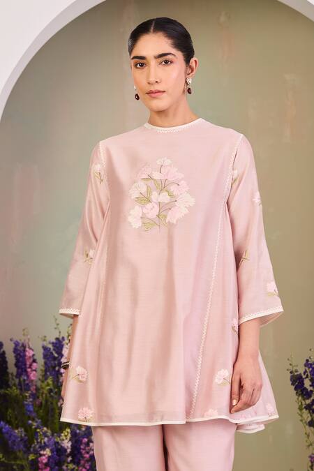 Sue Mue_Pink Chanderi Embroidery Round Neck Pastel Floral Kurta Set _at_Aza_Fashions