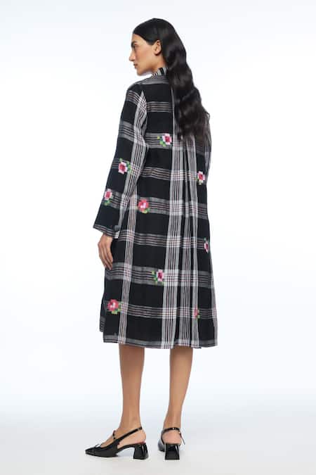 Shop Payal Pratap Black Linen Embroidery Collared Arvensis Long Jacket at Aza Fashions Shop_Payal Pratap_Black Linen Embroidery Collared Arvensis Long Jacket _at_Aza_Fashions