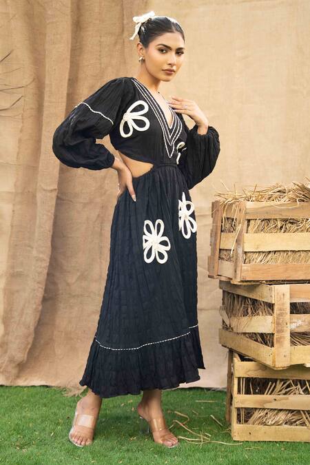 Buy_Kalakaari By Sagarika_Black Cotton Embroidery V-neck Floral Applique Midi Dress 