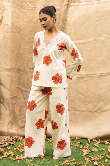Kalakaari By Sagarika Off White Cotton Embroidery V-neck Floral Print Pant Set Online at Aza Fashions Kalakaari By Sagarika_Off White Cotton Embroidery V-neck Floral Print Pant Set _Online_at_Aza_Fashions