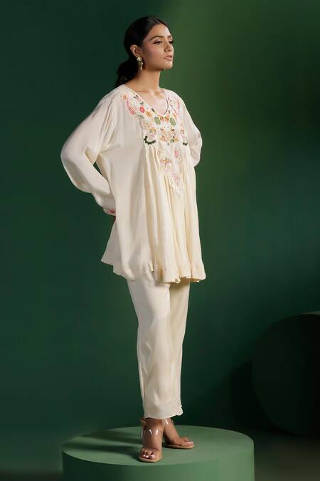 Two Sisters By Gyans_Ivory Georgette Embroidery V-neck Kurta Set _Online_at_Aza_Fashions