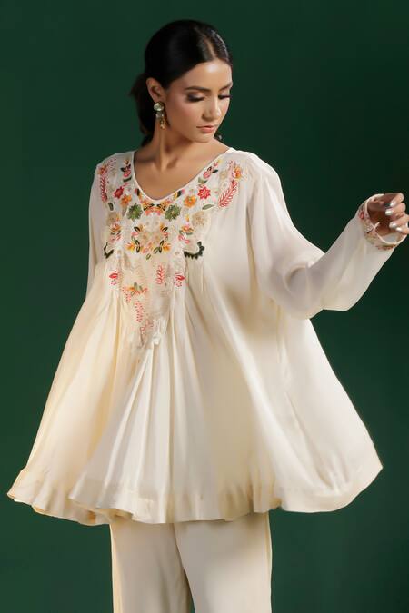 Two Sisters By Gyans_Ivory Georgette Embroidery V-neck Kurta Set _at_Aza_Fashions