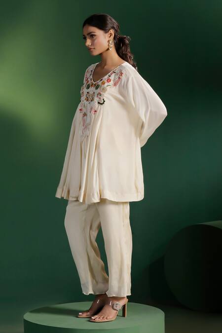 Buy_Two Sisters By Gyans_Ivory Georgette Embroidery V-neck Kurta Set 
