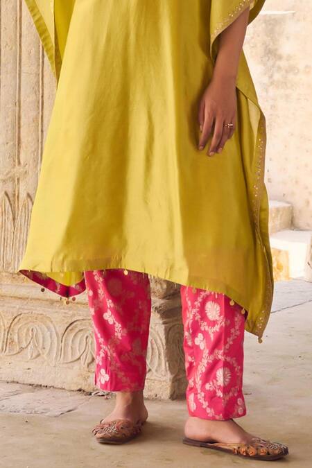 Vinita Bhansali_Green Silk Embroidery Round Neck Rangreza Kaftan Set _Online_at_Aza_Fashions