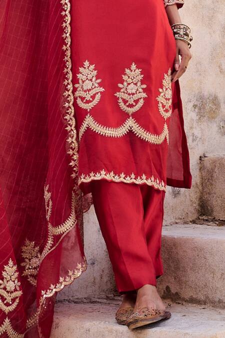 Vinita Bhansali Red , Organza Embroidery V-neck Designer Madhu Kurta Set Online at Aza Fashions Vinita Bhansali_Red , Organza Embroidery V-neck Designer Madhu Kurta Set _Online_at_Aza_Fashions