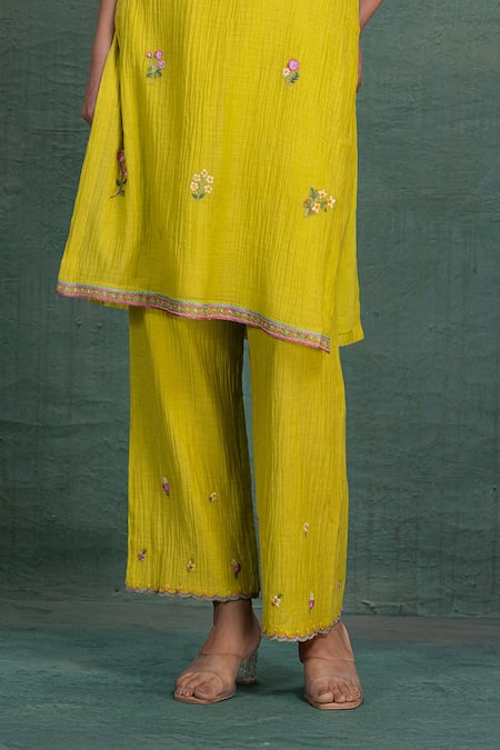 Kahani Lush_Green Chanderi Embroidery V-neck Neon Kurta Set _Online_at_Aza_Fashions