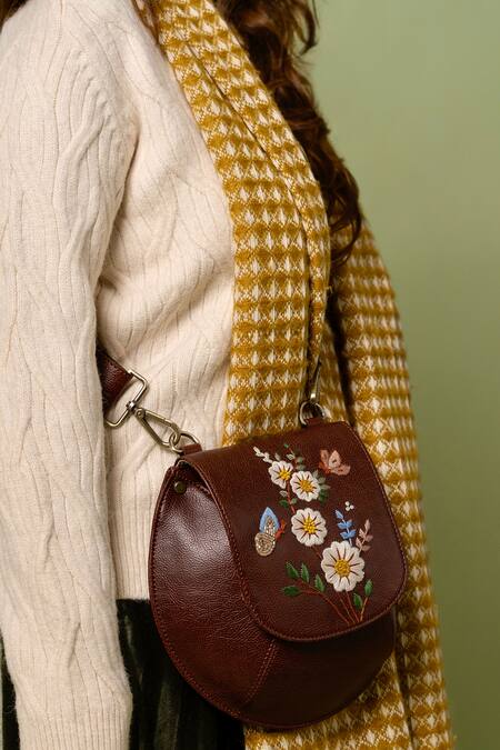 Buy_Miri_Brown Embroidery White Daisy Bianca Sling Bag 