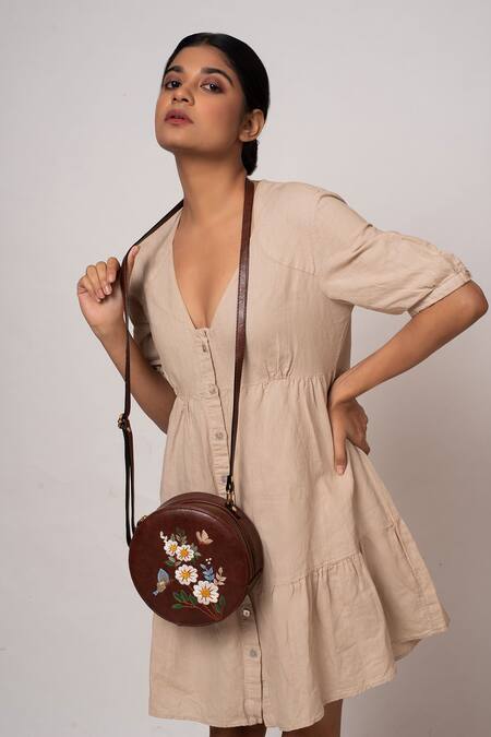 Buy_Miri_Brown Embroidery Hand Daisy Sling Bag 
