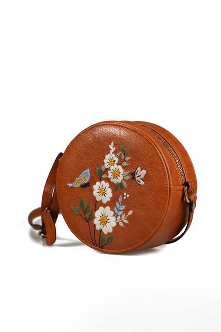 Buy_Miri_Tan Embroidery Hand Daisy Sling Bag 
