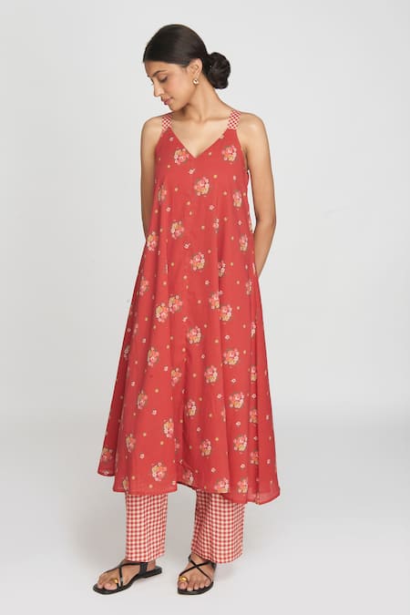 Buy_Sinjhar_Red Cotton V-neck Floral Printed Kurta Set _Online_at_Aza_Fashions