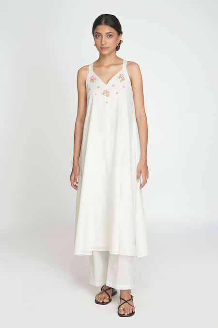 Sinjhar White Cotton Embroidery V-neck Kurta Set 