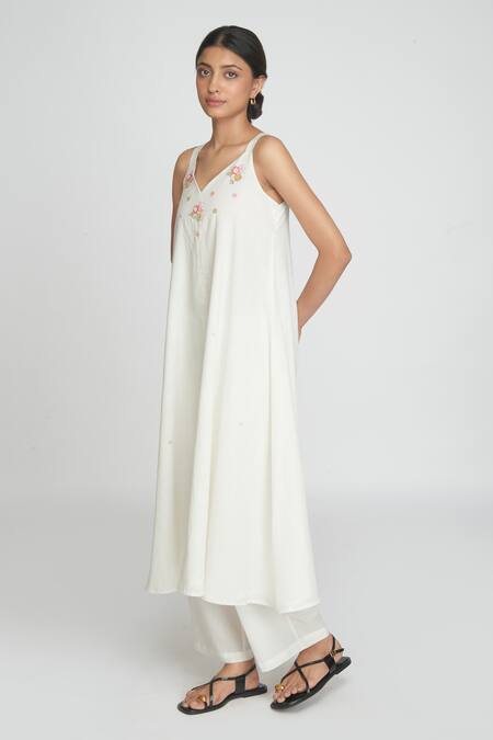 Sinjhar_White Cotton Embroidery V-neck Kurta Set _Online_at_Aza_Fashions