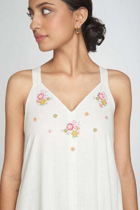 Buy_Sinjhar_White Cotton Embroidery V-neck Kurta Set _Online_at_Aza_Fashions