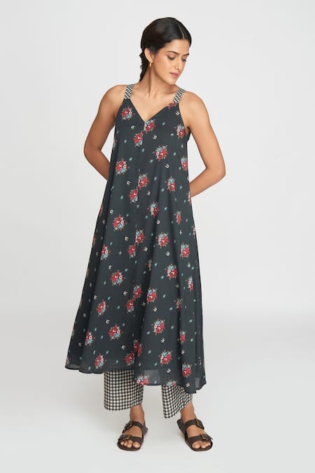 Buy Sinjhar Black Cotton V-neck Floral Printed Kurta Set Online at Aza Fashions Buy_Sinjhar_Black Cotton V-neck Floral Printed Kurta Set _Online_at_Aza_Fashions