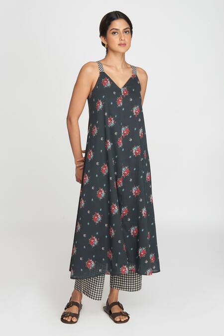 Shop Sinjhar Black Cotton V-neck Floral Printed Kurta Set Online at Aza Fashions Shop_Sinjhar_Black Cotton V-neck Floral Printed Kurta Set _Online_at_Aza_Fashions