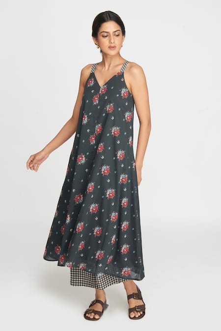 Sinjhar Black Cotton V-neck Floral Printed Kurta Set at Aza Fashions Sinjhar_Black Cotton V-neck Floral Printed Kurta Set _at_Aza_Fashions