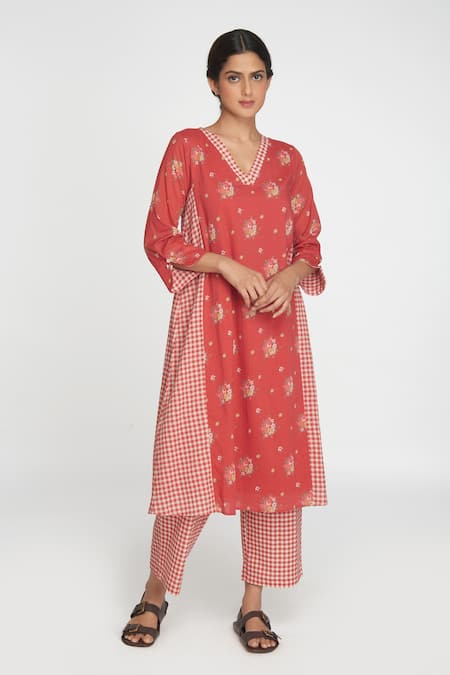 Sinjhar_Red Cotton, Chanderi Split V-neck Floral Printed Kurta Set _at_Aza_Fashions