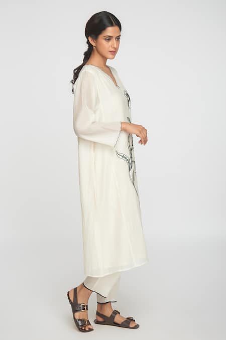 Sinjhar White Chanderi, Cotton Embroidery V-neck Printed Kurta Set Online at Aza Fashions Sinjhar_White Chanderi, Cotton Embroidery V-neck Printed Kurta Set _Online_at_Aza_Fashions