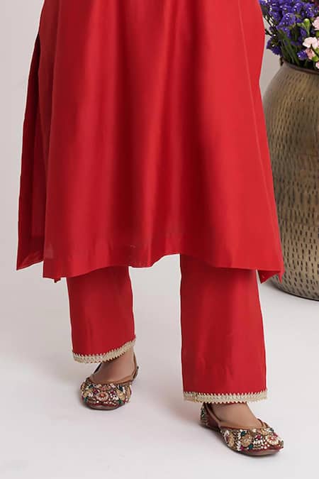 Siyona By Ankurita Red Chanderi, Net Embroidery Split V-neck Kurta Set Online at Aza Fashions Siyona By Ankurita_Red Chanderi, Net Embroidery Split V-neck Kurta Set _Online_at_Aza_Fashions
