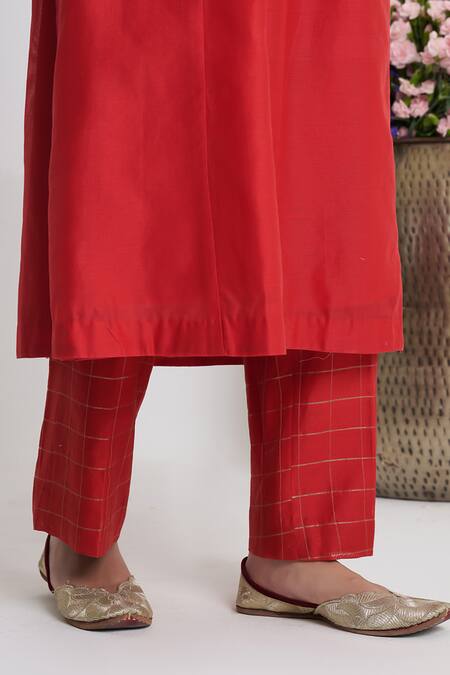 Buy_Siyona By Ankurita_Red Chanderi, Viscose Embroidery Round Neck Lehraata Resham Kurta Set _Online_at_Aza_Fashions