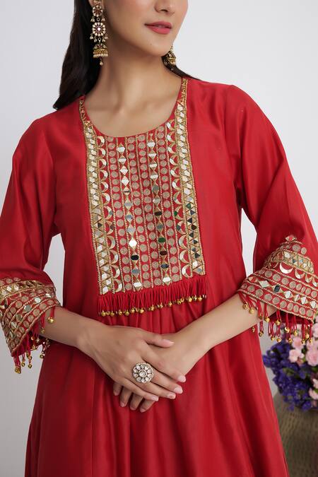 Siyona By Ankurita_Red Chanderi, Viscose Embroidery Round Neck Lehraata Resham Kurta Set _at_Aza_Fashions