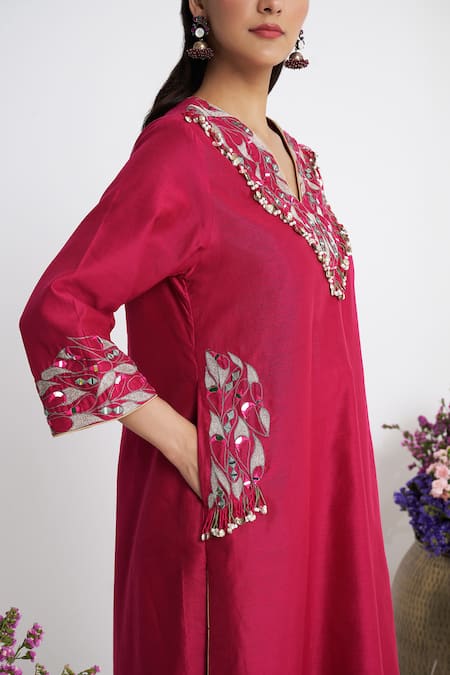 Siyona By Ankurita Pink Chanderi, Organza Embroidery V-neck Satrangi Dhaaga Kurta Set at Aza Fashions Siyona By Ankurita_Pink Chanderi, Organza Embroidery V-neck Satrangi Dhaaga Kurta Set _at_Aza_Fashions