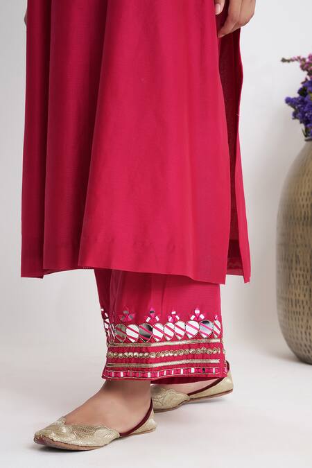 Siyona By Ankurita_Pink Chanderi, Viscose, Organza Embroidery V-neck Resham Roshni Kurta Set _at_Aza_Fashions