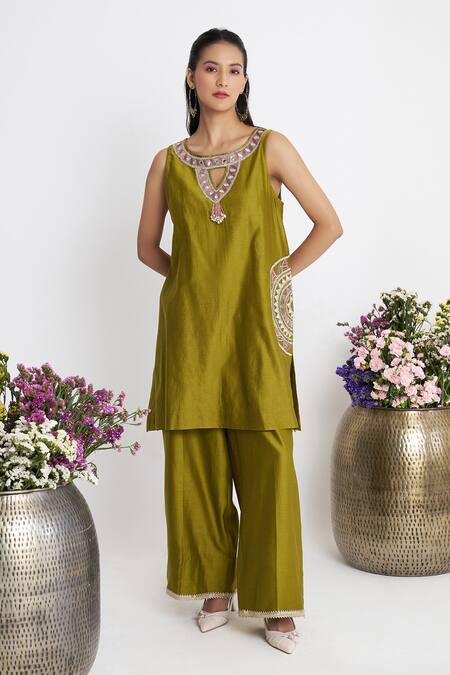 Siyona By Ankurita_Green Chanderi, Organza Mirrors, Embroidery Round Neck Jharokha Kurta Set _Online_at_Aza_Fashions