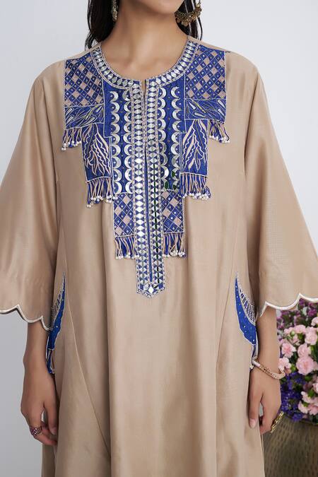 Buy_Siyona By Ankurita_Beige Chanderi, Organza Embroidery Round Neck Chaand Baresham Kurta Set 