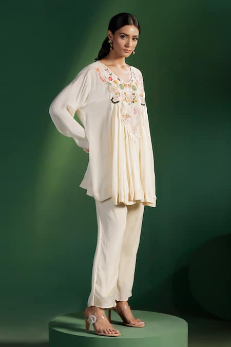 Two Sisters By Gyans Ivory Georgette Embroidery V-neck Kurta Set 