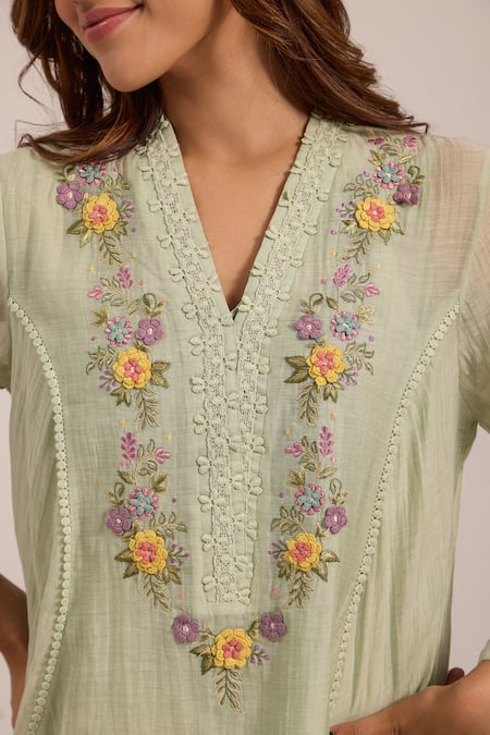 OMI_Green Chanderi, Cotton Satin Embroidery V-neck Sea Kurta Set _at_Aza_Fashions