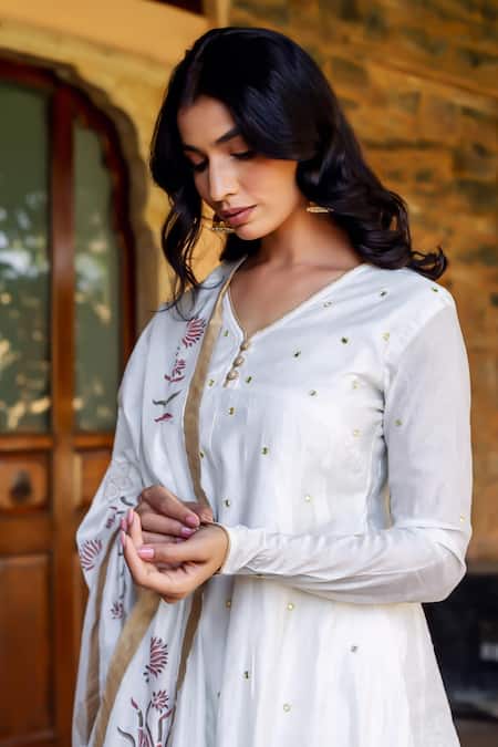 Buy_Missprint_White Chanderi, Cotton Embroidery V-neck Nisha Anarkali Kurta Set _Online_at_Aza_Fashions