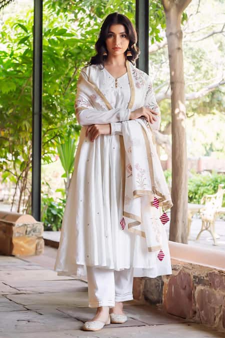 Shop_Missprint_White Chanderi, Cotton Embroidery V-neck Nisha Anarkali Kurta Set 