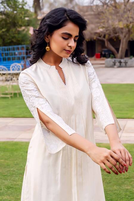 Buy_Missprint_White Cotton, Silk Lace V-neck Antique Chanderi Kurta Set _Online_at_Aza_Fashions