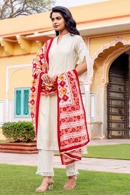 Shop_Missprint_White Cotton, Silk Embroidery Keyhole Neck Antique Chanderi Kurta Set 