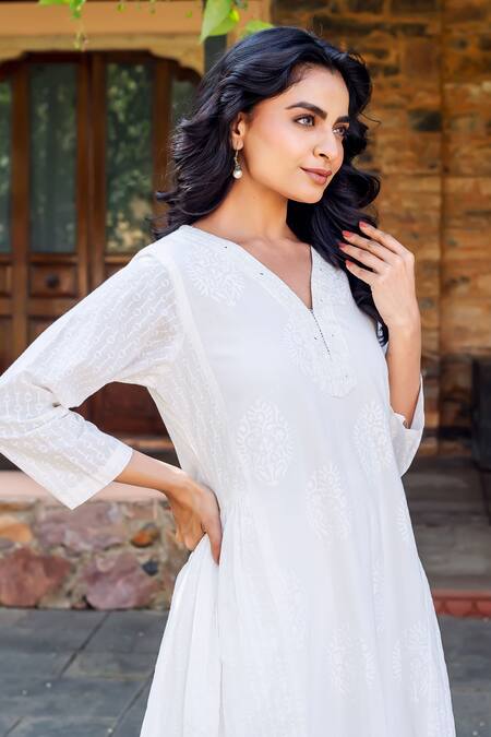 Missprint_White Cotton Embroidery Split V-neck Riya Kurta Set _Online_at_Aza_Fashions