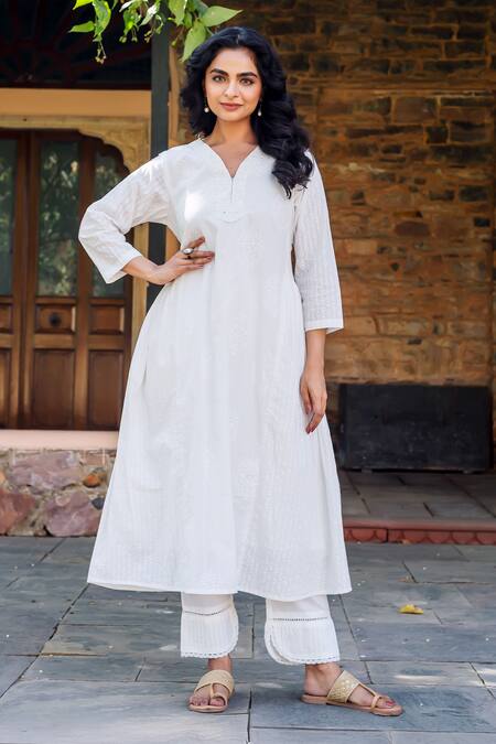 Buy_Missprint_White Cotton Embroidery Split V-neck Riya Kurta Set _Online_at_Aza_Fashions