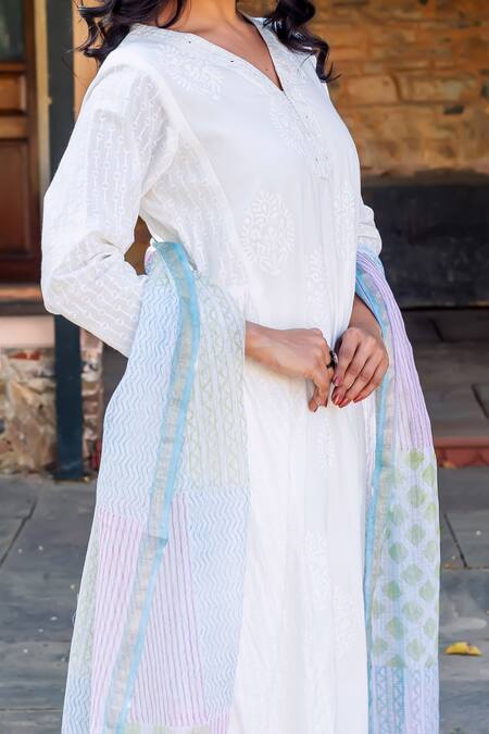 Missprint_White Cotton Embroidery Split V-neck Riya Kurta Set _at_Aza_Fashions