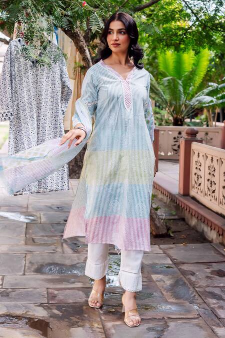 Missprint_Blue Cotton Lace Split V-neck Pastel Kurta Set _at_Aza_Fashions