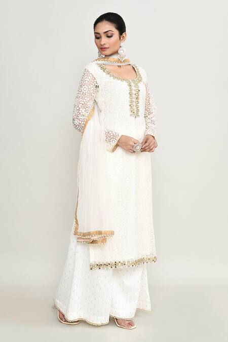 Buy_Abbaran_Off White Organza, Shantoon Embroidery, Beads Square Neck Kurta Set _Online_at_Aza_Fashions