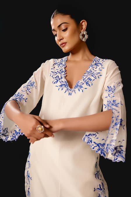 Devnaagri Ivory , Chanderi, Organza Embroidery V-neck Floral Kurta Set Online at Aza Fashions Devnaagri_Ivory , Chanderi, Organza Embroidery V-neck Floral Kurta Set _Online_at_Aza_Fashions