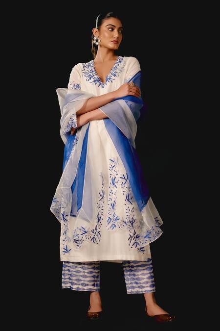 Buy Devnaagri Ivory , Chanderi, Organza Embroidery V-neck Floral Kurta Set Online at Aza Fashions Buy_Devnaagri_Ivory , Chanderi, Organza Embroidery V-neck Floral Kurta Set _Online_at_Aza_Fashions