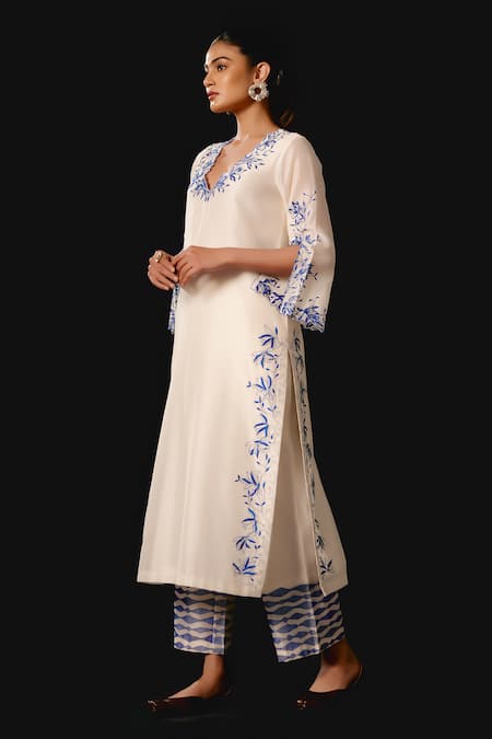 Shop Devnaagri Ivory , Chanderi, Organza Embroidery V-neck Floral Kurta Set Online at Aza Fashions Shop_Devnaagri_Ivory , Chanderi, Organza Embroidery V-neck Floral Kurta Set _Online_at_Aza_Fashions