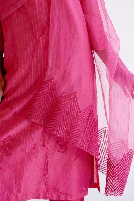 Buy Devnaagri Fuchsia Silk Organza, Silk, Chanderi Embroidery Split V-neck Pink Kurta Set Online at Aza Fashions Buy_Devnaagri_Fuchsia Silk Organza, Silk, Chanderi Embroidery Split V-neck Pink Kurta Set _Online_at_Aza_Fashions
