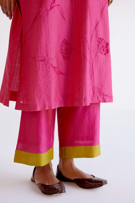 Buy Devnaagri Fuchsia Silk Organza, Silk, Chanderi Embroidery Split V-neck Pink Kurta Set Buy_Devnaagri_Fuchsia Silk Organza, Silk, Chanderi Embroidery Split V-neck Pink Kurta Set