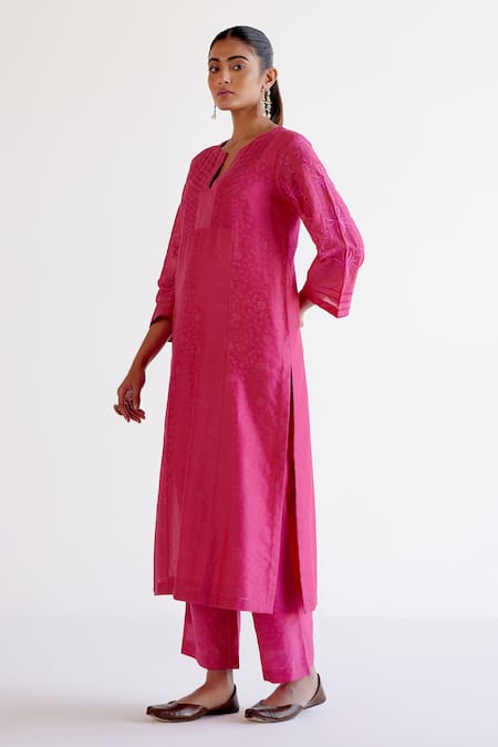 Devnaagri Fuchsia , Chanderi, Organza Embroidery Split V-neck Pink Kurta Set Online at Aza Fashions Devnaagri_Fuchsia , Chanderi, Organza Embroidery Split V-neck Pink Kurta Set _Online_at_Aza_Fashions
