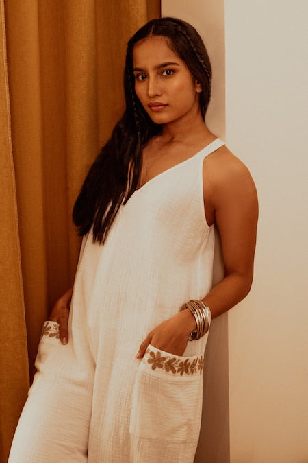 Buy_Beachbum_White Embroidery V-neck Daria Double Gauze Jumpsuit 