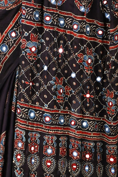 Buy_Sheeshakari_Black Silk Embroidery Printed Saree With Blouse 